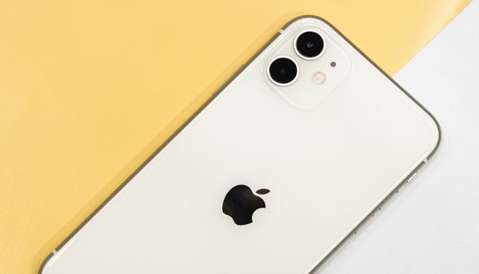 The image shows an iPhone lying on the table. — Pexels